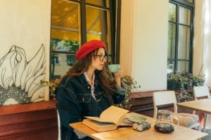 Лучшие книги для личностного роста русскоязычных в Европе. Успех и адаптация за границей. Обложка статьи.